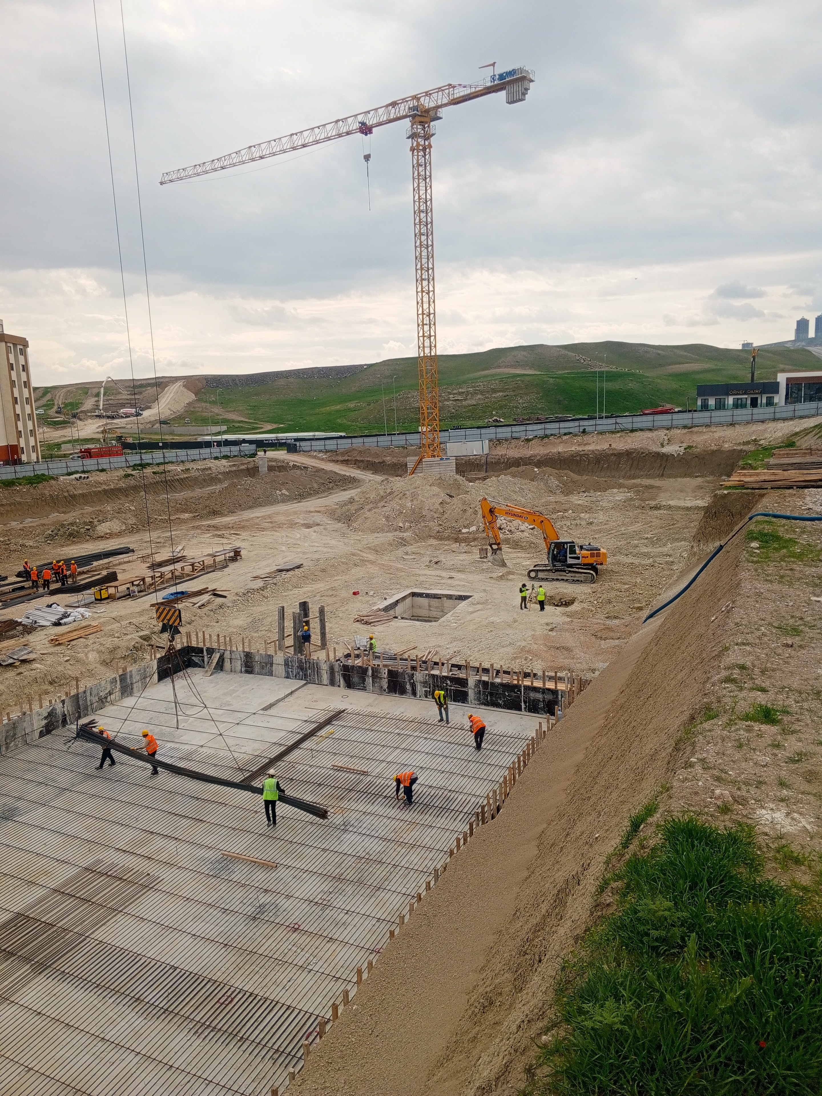 Temsili tadilat sonrası: ahşap parke ve açık renk duvarlarla tamamlanan oda